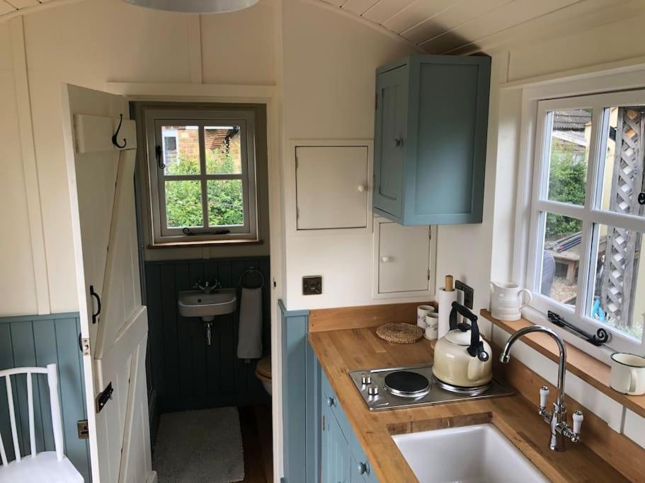 Romantic Shepherds Hut With Stunning Sunsets Hollingbourne Kültér fotó