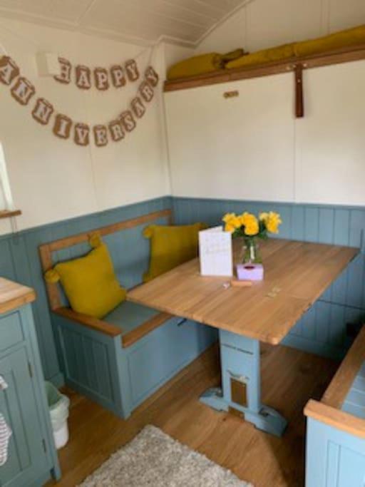 Romantic Shepherds Hut With Stunning Sunsets Hollingbourne Kültér fotó