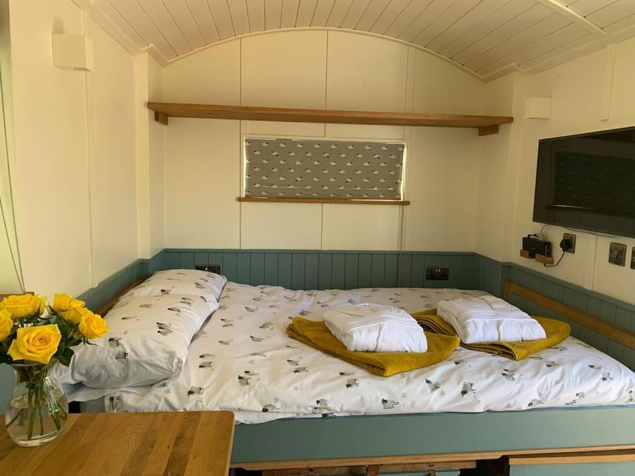 Romantic Shepherds Hut With Stunning Sunsets Hollingbourne Kültér fotó